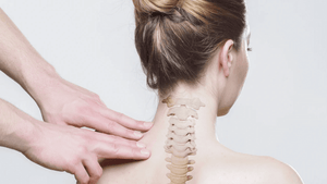 Femme de dos avec colonne vertebrale apparente avec mains d'une autre personne qui montre les cervicales